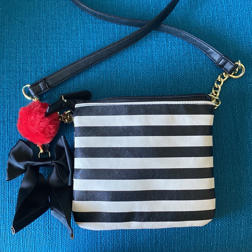 Betsy Johnson cross body purse 7.5”x6.5” - Picture 2 of 4